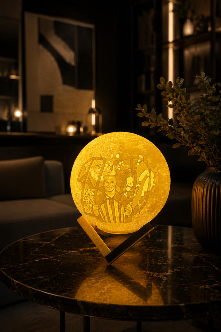Alex Efsane Fotoğraflı 3D Dekoratif ay Gece Lambası Moon Standlı Pilli(13 Cm)