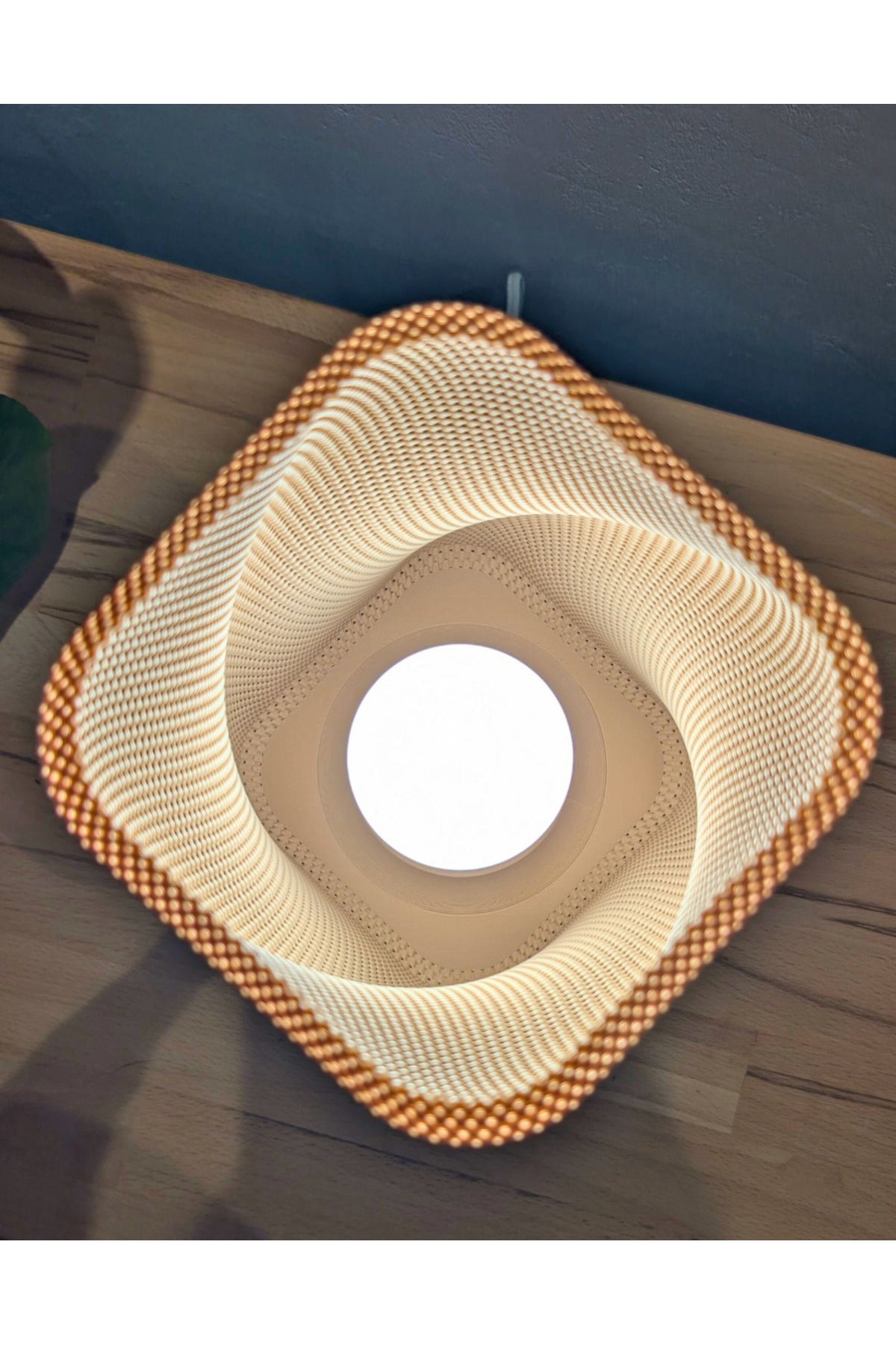 Terra Mesh – Dekoratif Masa Lambası