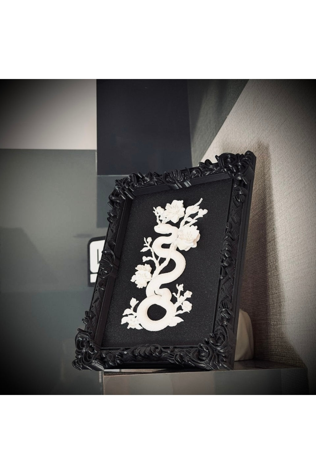 Eterna Yılan & Çiçek Rölyef Siyah Tablo | Varaklı Çerçeve 170mm x230mm