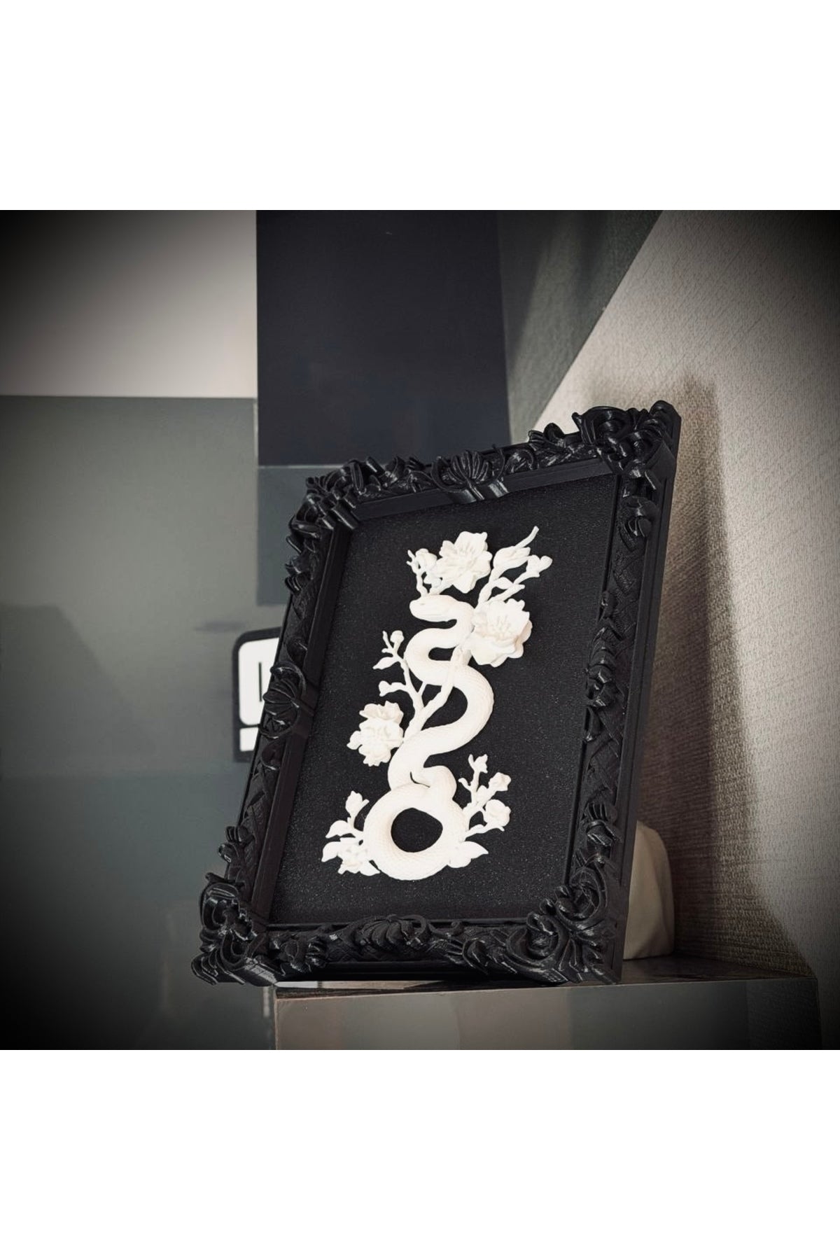 Eterna Yılan & Çiçek Rölyef Siyah Tablo | Varaklı Çerçeve 170mm x230mm