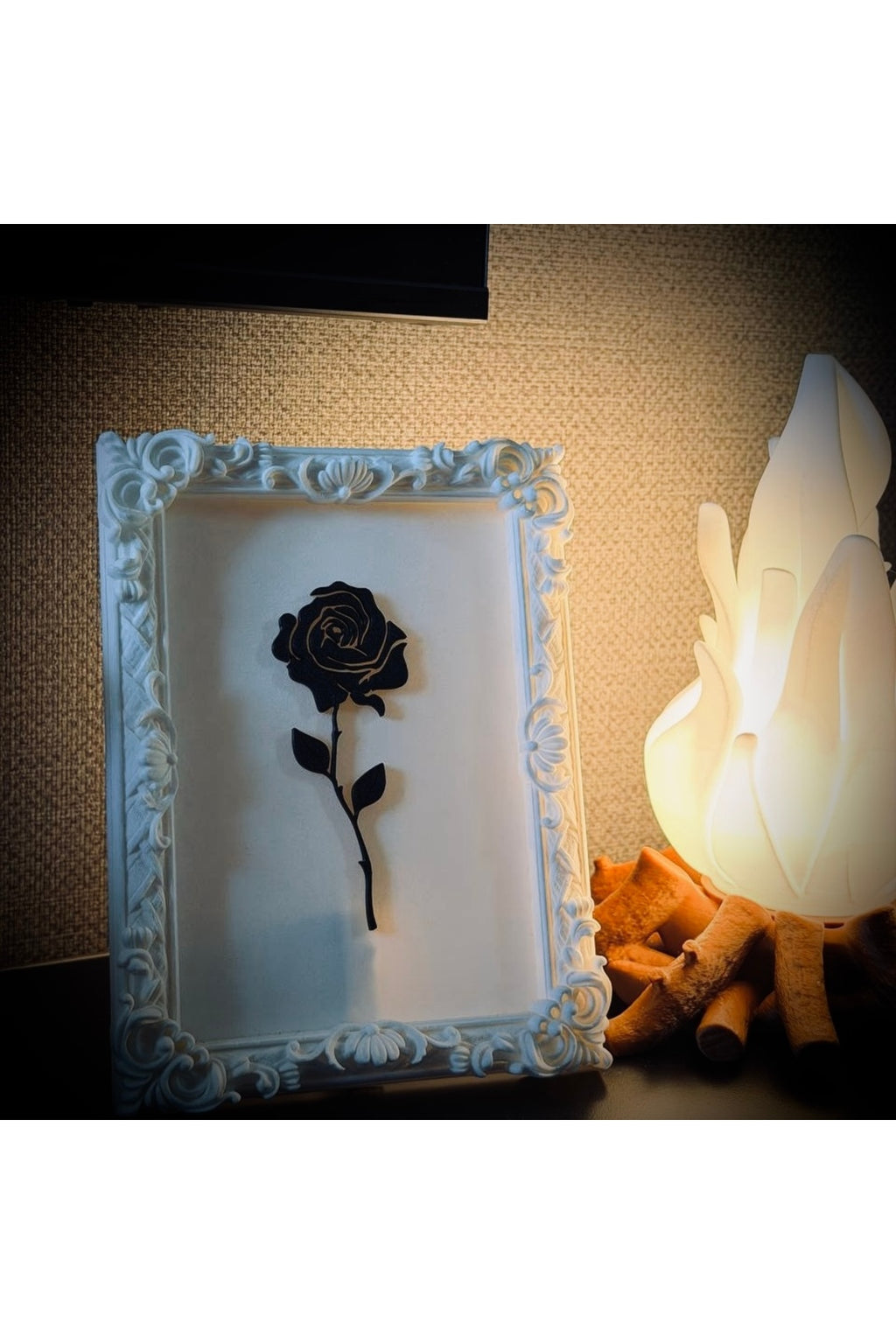 Monarch Rose Kabartma Gül Model Varaklı Beyaz Premium Tablo | 170mm x 230mm Masaüstü İçin