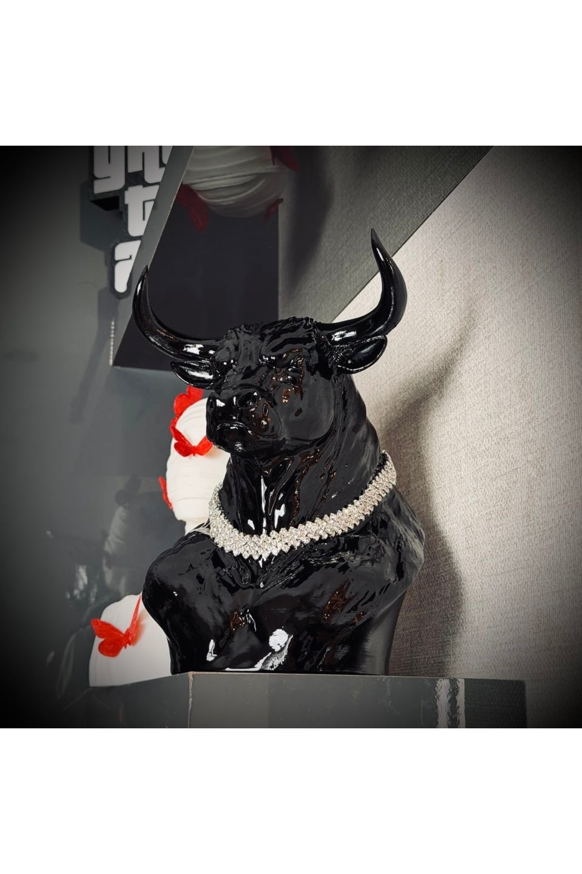 Vegas Bull Pırlanta Kolyeli Lüks Dekoratif Boğa Figürü