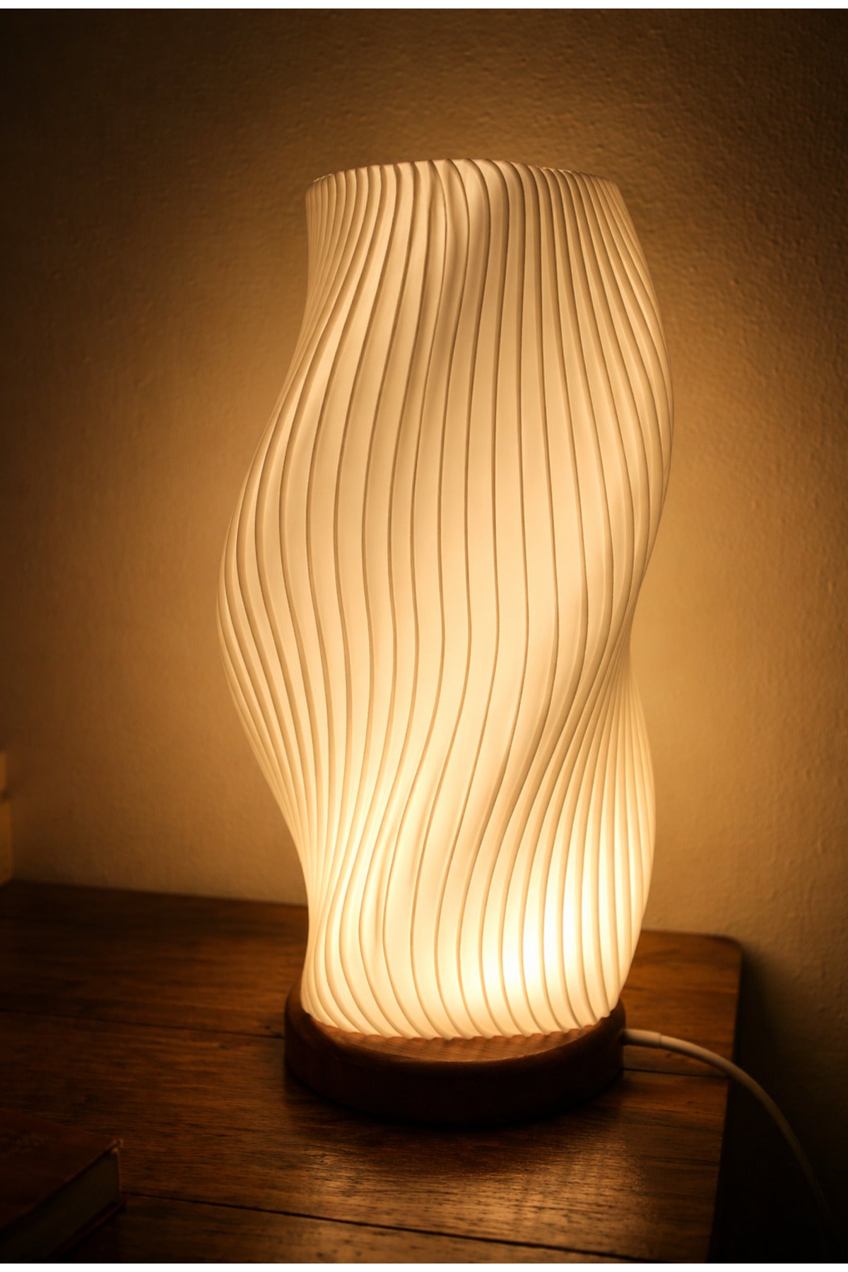 Velora Wave – Dekoratif Masa Lambası