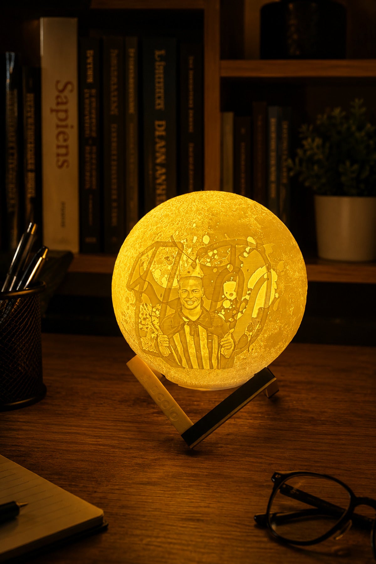 Alex Efsane Fotoğraflı 3D Dekoratif ay Gece Lambası Moon Standlı Pilli(13 Cm)