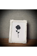 Monarch Rose Kabartma Gül Model Varaklı Beyaz Premium Tablo | 170mm x 230mm Masaüstü İçin