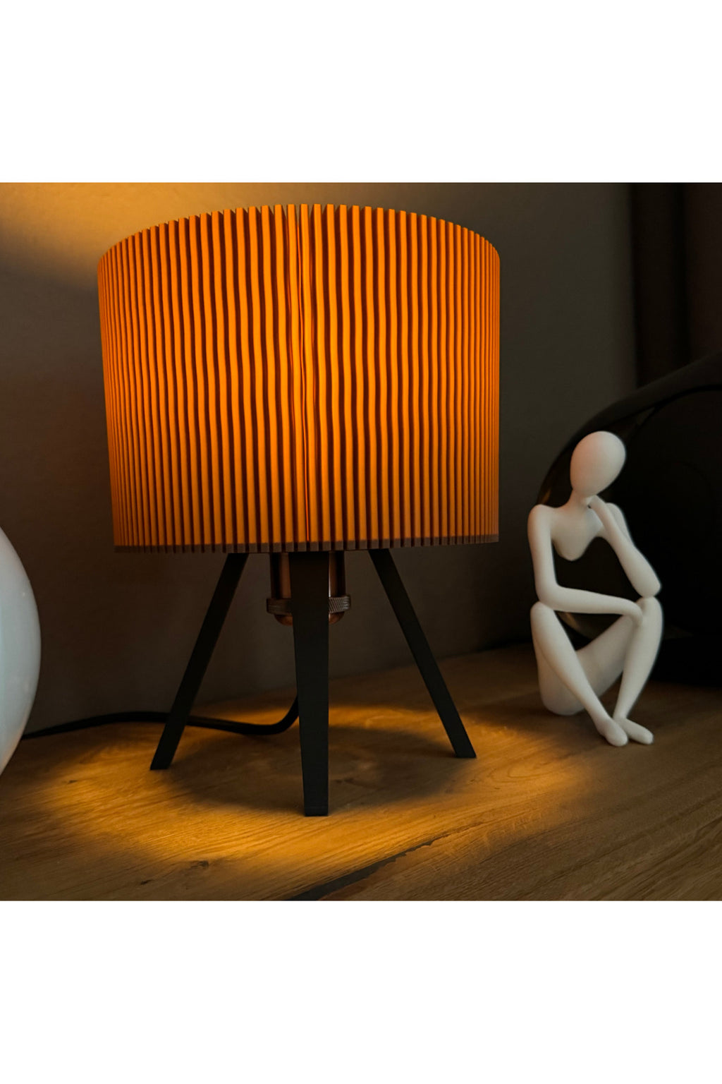 Nordic Linea Modern Abajur Tripod Ayaklı Masa Lambası Turuncu