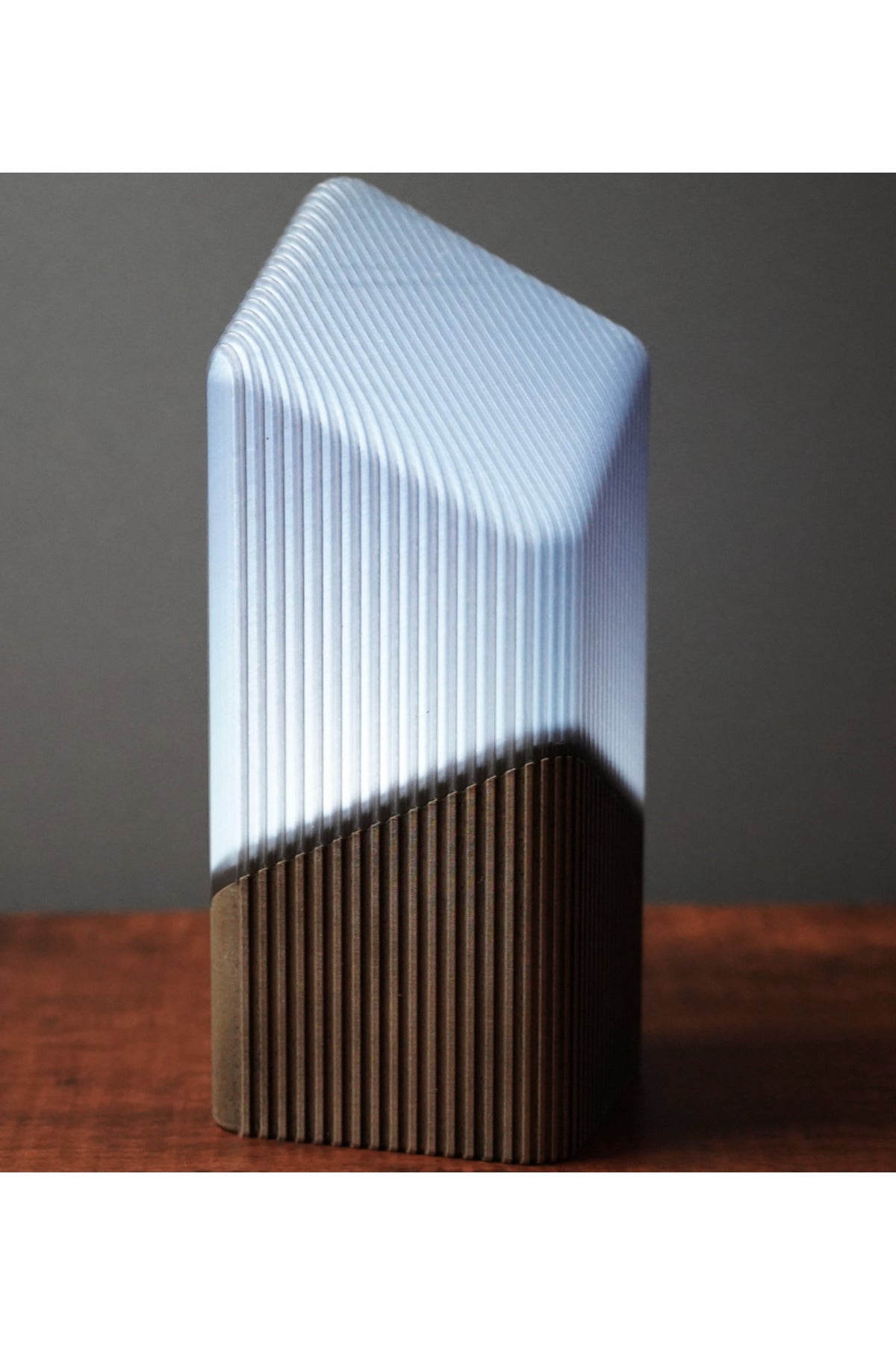 Prisma Edge Modern Dekoratif Masa Lambası Geometrik Abajur Tasarımı
