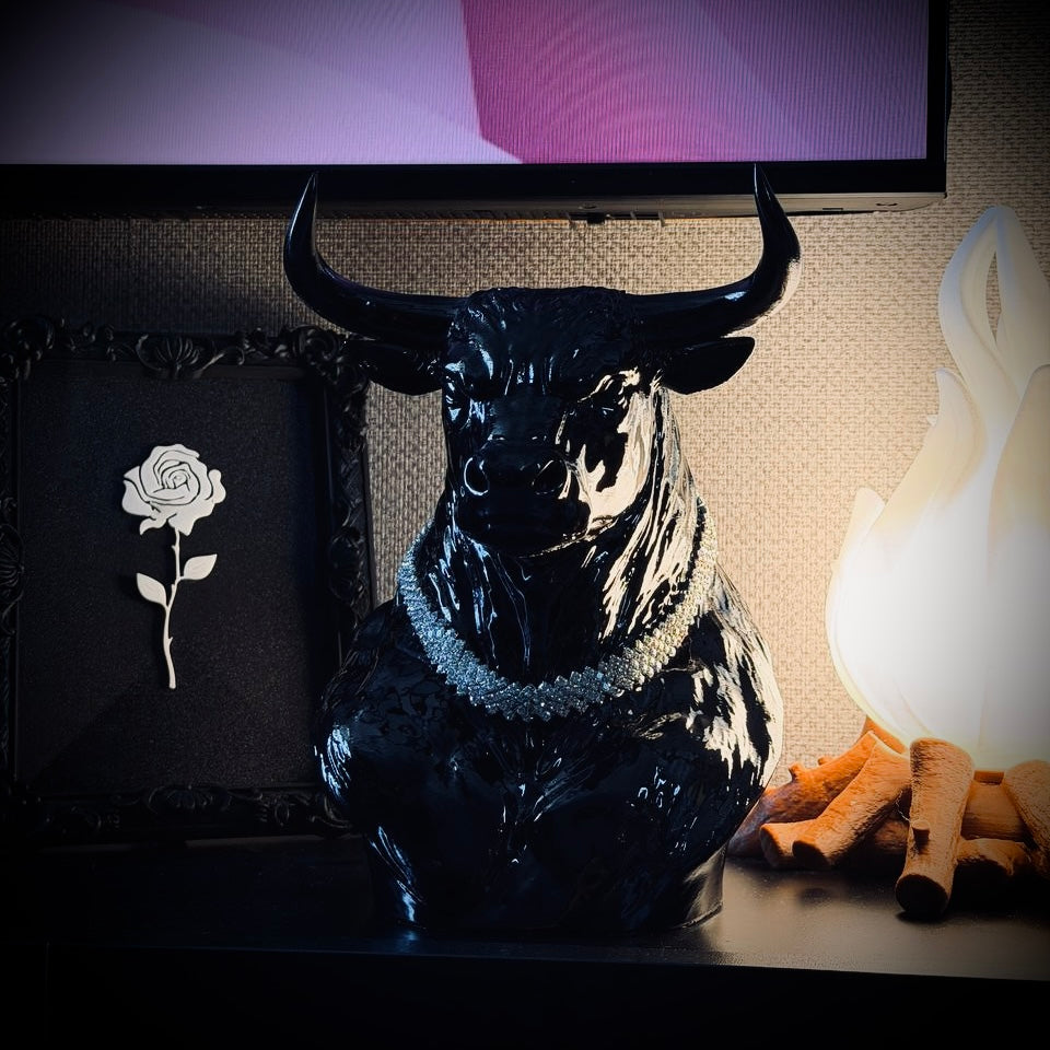 Vegas Bull Pırlanta Kolyeli Lüks Dekoratif Boğa Figürü