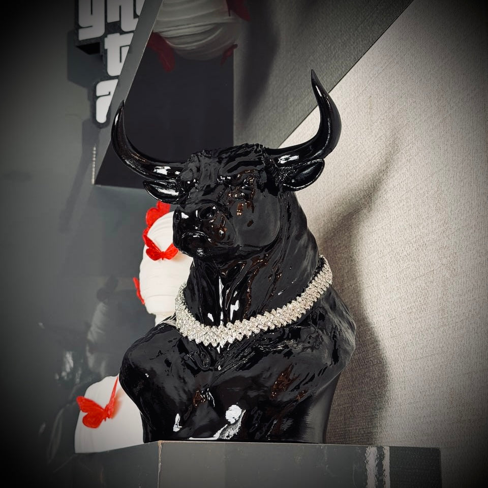 Vegas Bull Pırlanta Kolyeli Lüks Dekoratif Boğa Figürü