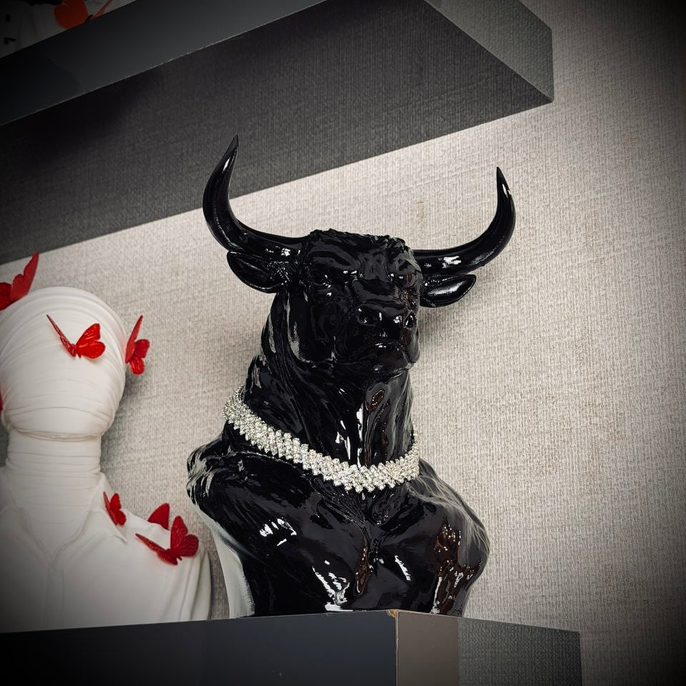 Vegas Bull Pırlanta Kolyeli Lüks Dekoratif Boğa Figürü